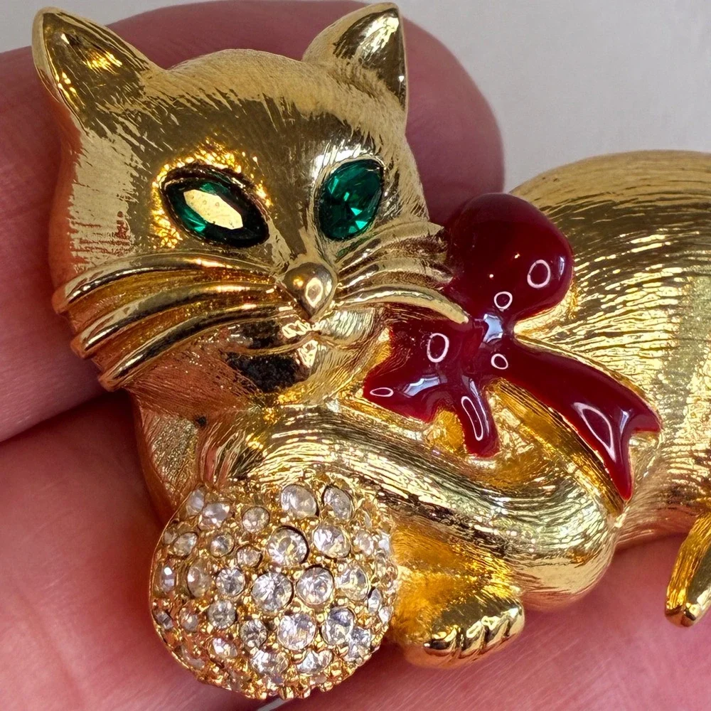 Napier Vintage Gold Tone Cat‎ Brooch Green Eyes Red Bow Rhinestone Yarn Ball